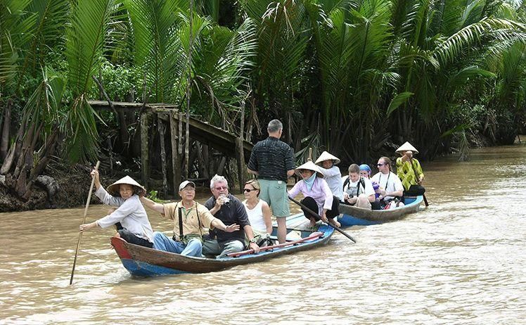 Du khách sẽ được ngồi trên xuồng đi qua các kênh rạch