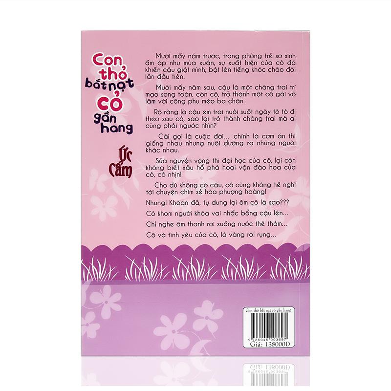 Con thỏ bắt nạt cỏ gần hang