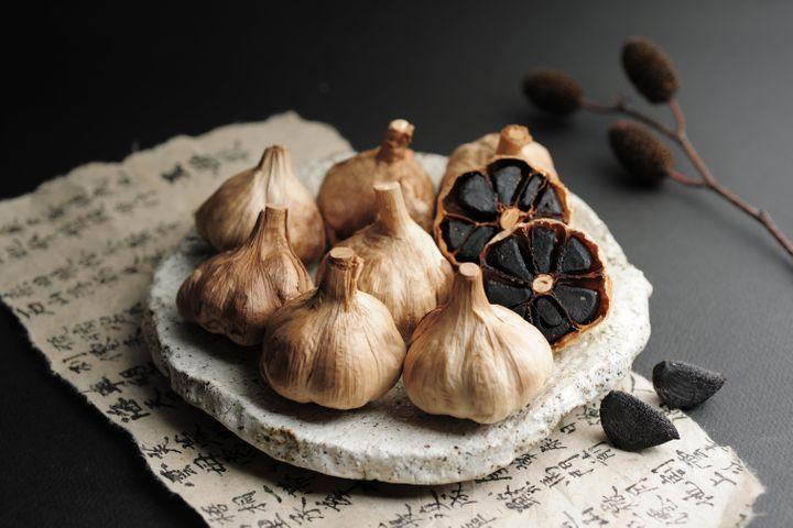 Tỏi đen còn chứa rất nhiều hoạt chất khác có tính chống oxy hóa mạnh