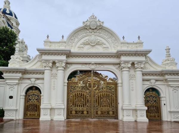Cổng nhôm Sư Tử Chầu Vương Miện
