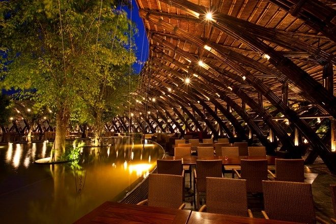 Bằng việc sử dụng các vật liệu gần gũi, quý khách có thể trải nghiệm các không gian khác nhau đồng thời nhiều loại hình sự kiện có thể được tổ chức trong các không gian đa dạng của công trình này