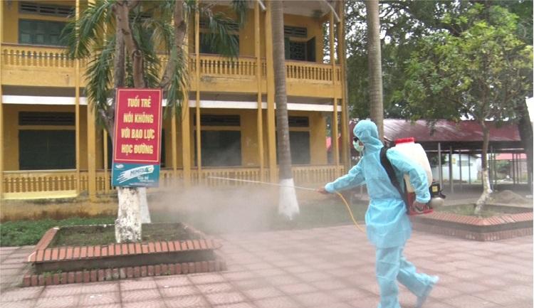 KTV đang phun muỗi trường học