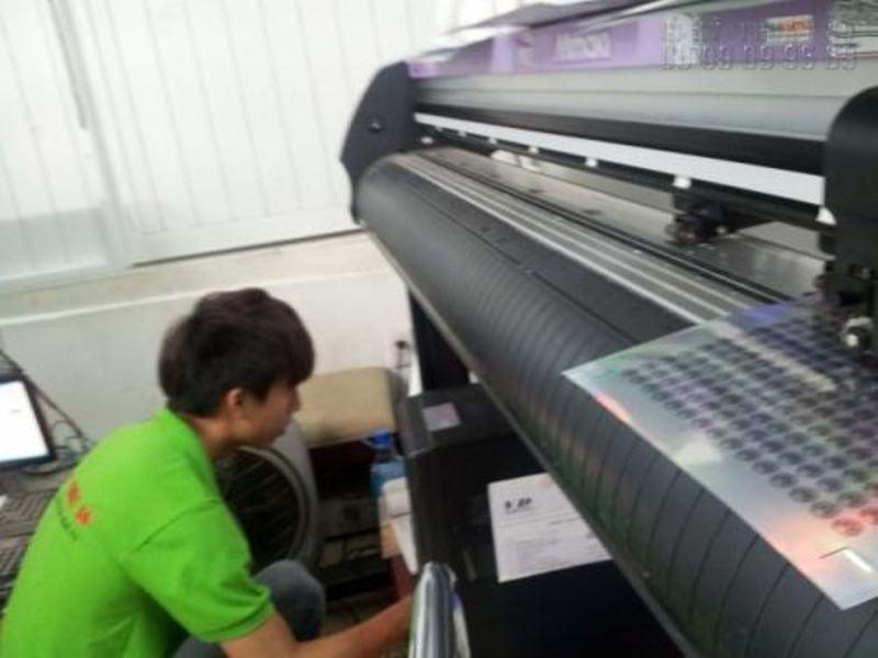 Tem 7 màu đang được in ấn trên máy