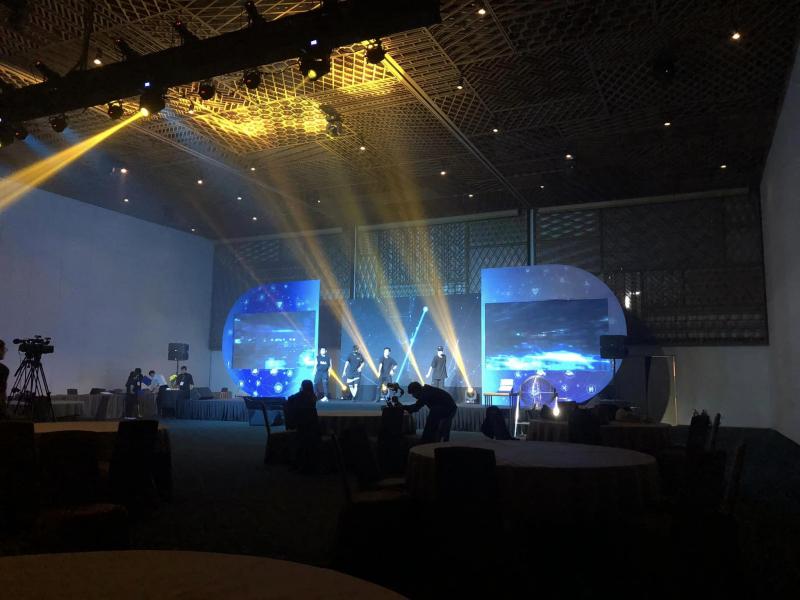 Kinh nghiệm thi công nhiều những chương trình sự kiện lớn nhỏ khác nhau của Hoàng Phát Event đã giúp cho chúng tôi tạo ra những sân khấu biểu diễn chắc chắn và chuyên nghiệp