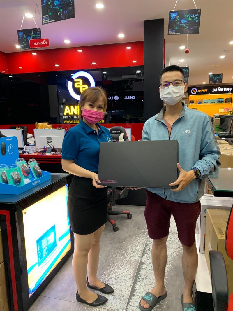 Chúng ta chi rất nhiều tiền để mua những thứ đắt đỏ (Ảnh minh họa)