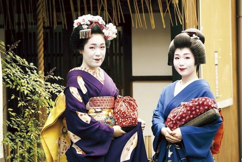 Công việc chính của geisha là một tiếp viên