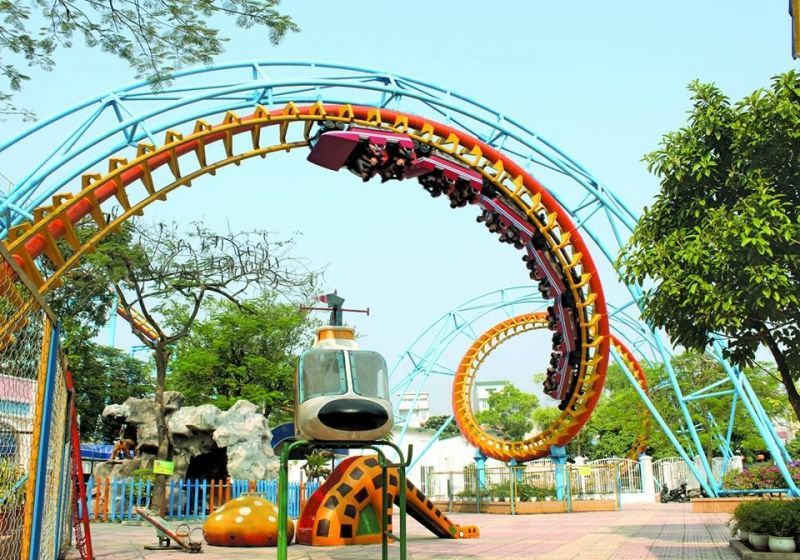 Chơi tàu lượn tại công viên nước Hồ Tây