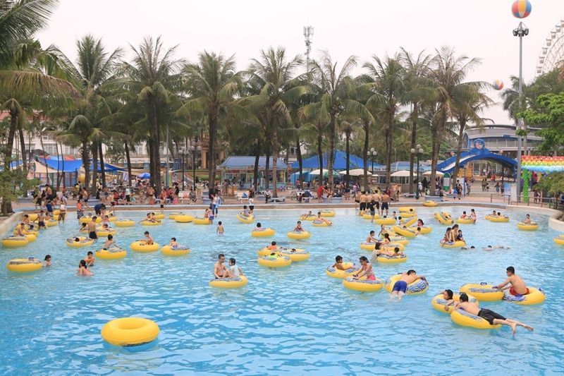 Bể bơi tại công viên nước Hồ Tây