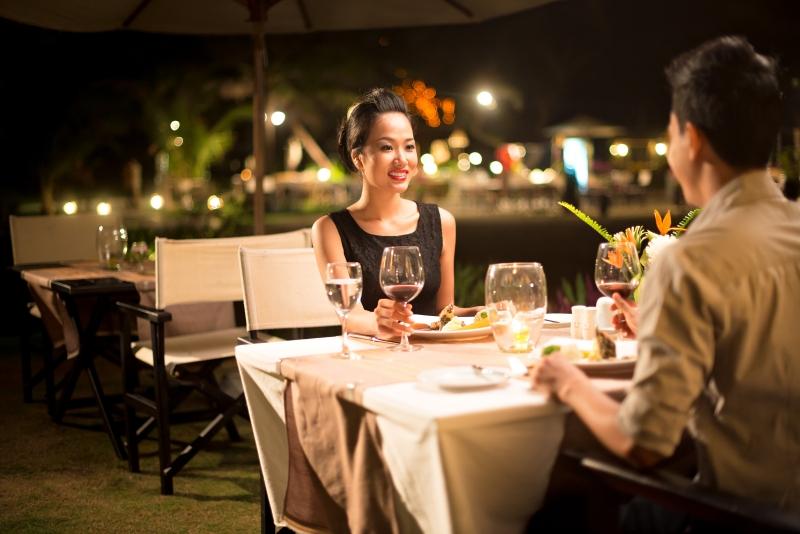 Xung quanh công viên có rất nhiều quán ngon và các trò chơi thú vị.