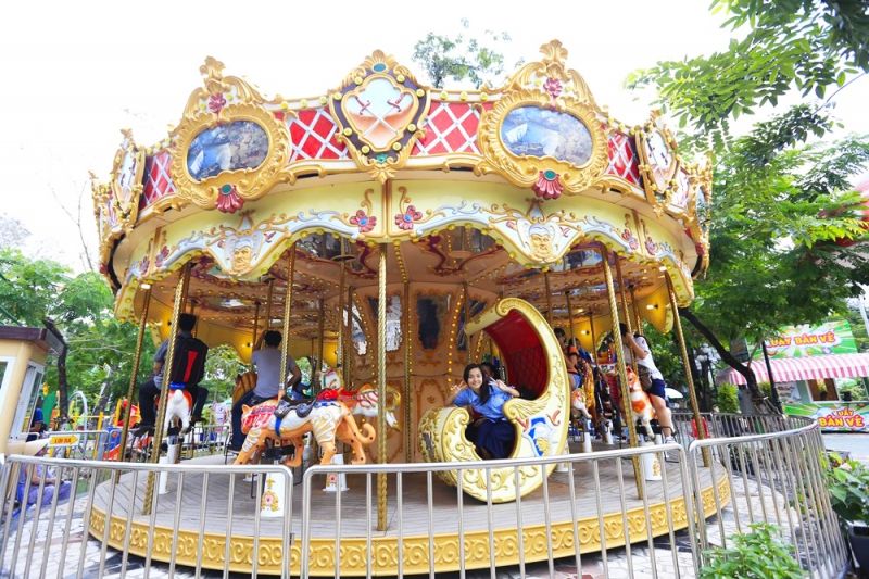 Nhìn kìa! Những chú ngựa gỗ đủ màu sắc đang xoay vòng theo điệu nhạc.