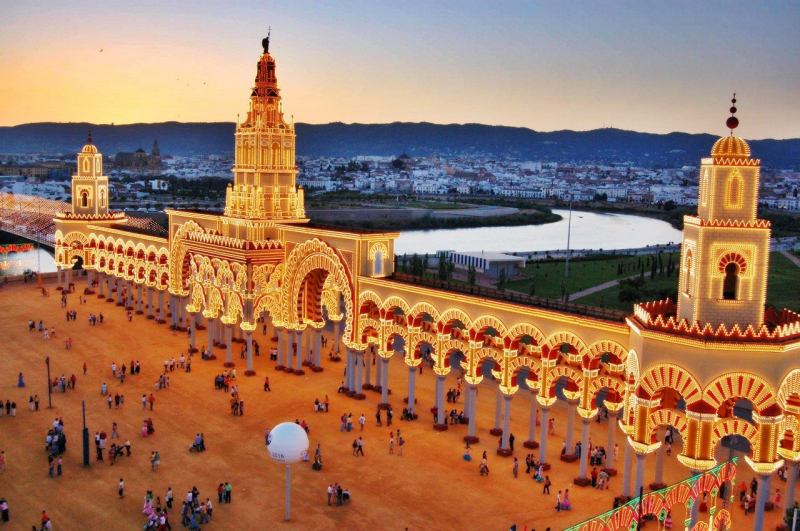 Nhà thờ Mezquiti nguy nga, tráng lệ với nét kiến trúc độc đáo gây ấn tượng khách du lịch.