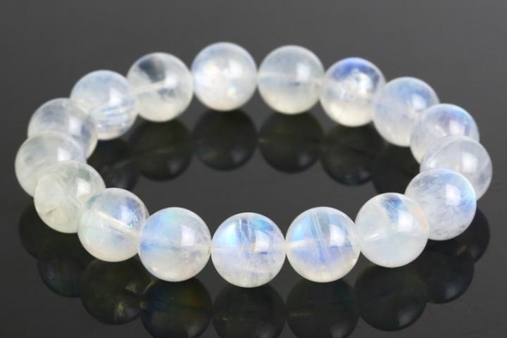 Đá mặt trăng phù hợp cho cung Cự Giải