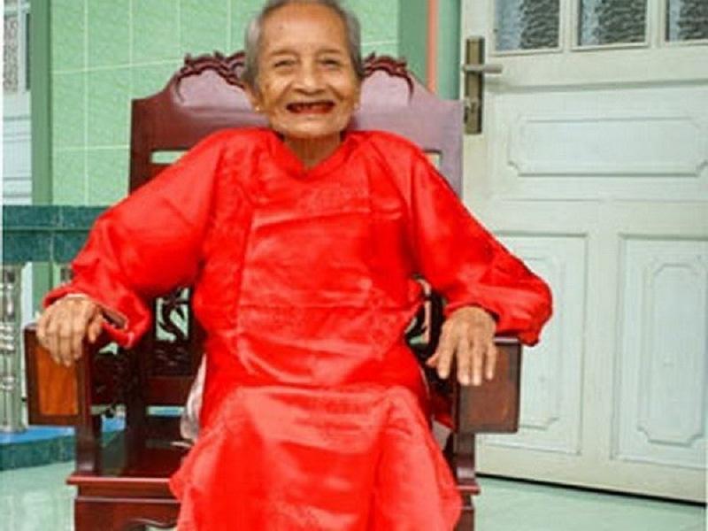 Bữa ăn của cụ thường là cháo, cơm hay các loại trái cây mềm, ly sữa vào buổi sáng.