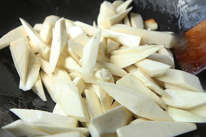 Củ niễng xào thịt heo