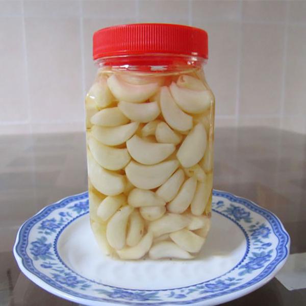 Tỏi không chỉ giúp bạn trị cúm, mà còn cho làn da bạn sáng bóng, đẹp rạng ngời. Sở dĩ tỏi có khả năng trị mụn chính là nhờ thành phần sulphur hoạt tính có tính chất kháng sinh tự nhiên.