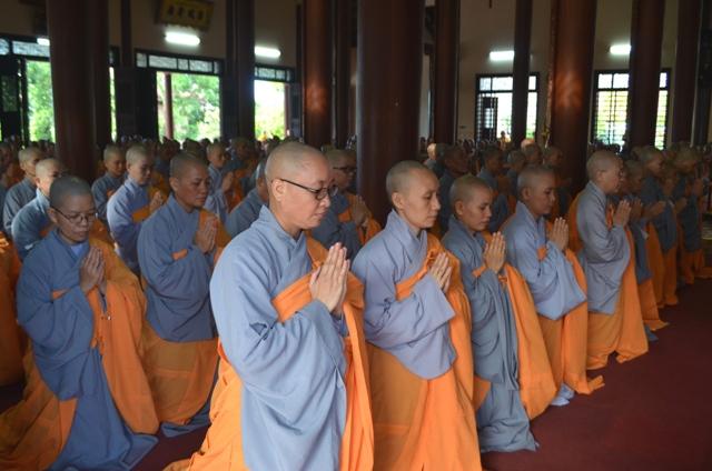 Cư xử thiếu bất kính với Tăng, Ni