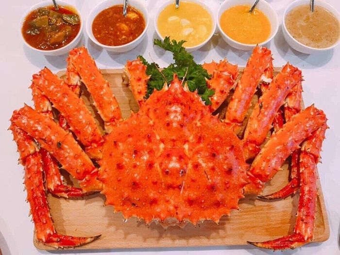Cua Hoàng Đế là loại hải sản có giá trị dinh dưỡng vô cùng cao với thịt thơm, ngon và bổ.