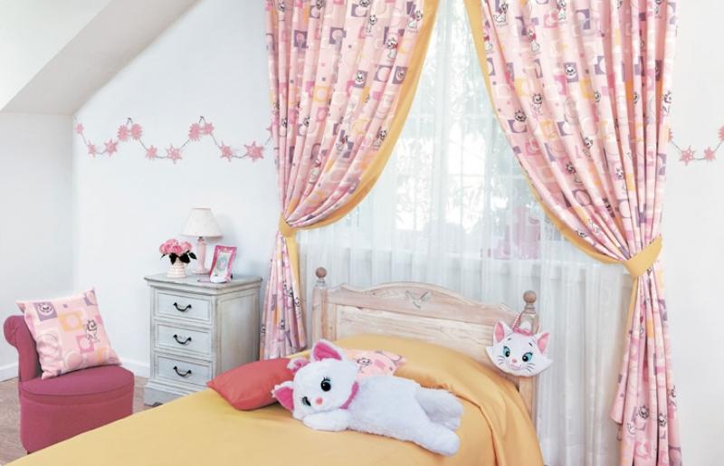 Rèm cửa nên sử dụng loại có dây kéo tự động để trẻ có thể tự kéo hoặc mở rèm khi mong muốn.