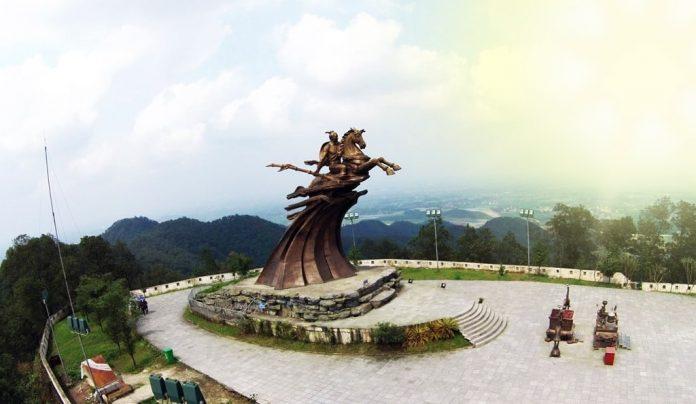 Bức tượng Thánh Gióng trên đỉnh núi Đá Chồng