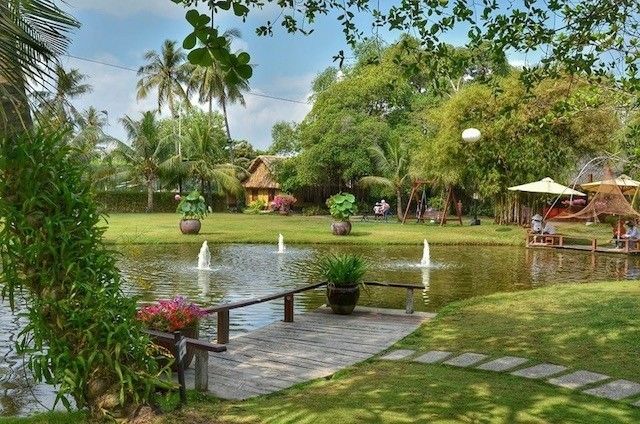Cụm nhà hàng thuộc làng du lịch Bình Quới
