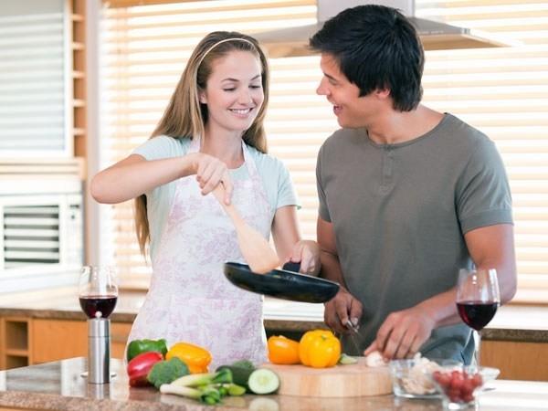 Cùng sẻ chia công việc nhà với vợ để cả hai vợ chồng yêu thương nhau nhiều hơn