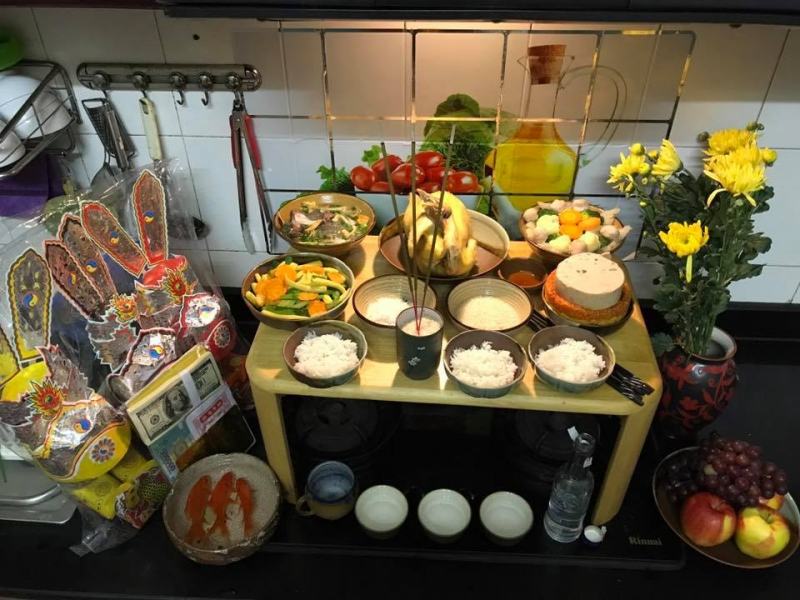 Nhiều gia đình cúng ở nhà bếp - là nơi ông bà Táo sinh sống