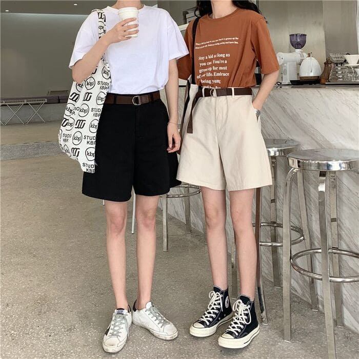 Nếu bạn là cô nàng ưa thích sự thoải mái, dễ chịu mỗi khi ra ngoài thì hãy thử mix quần Short với giày thể thao