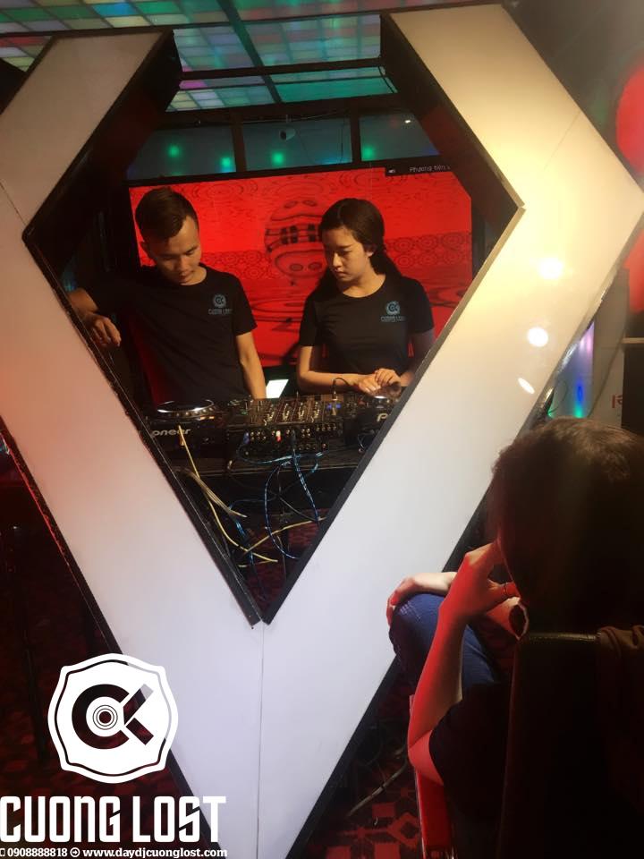 Học viên được hướng dẫn chỉnh nhạc với thiết bị hiện đại tại CuongLost Studio