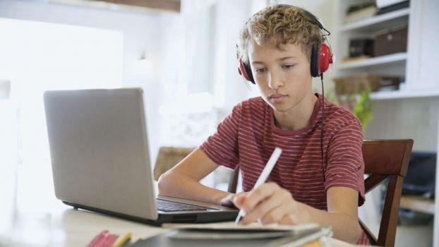 Học tiếng Hàn qua video để tăng hứng thú cho các bài học.
