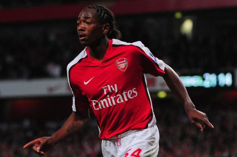 ] Cựu cầu thủ Arsenal bị đuổi vì lí do buồn cười nhất