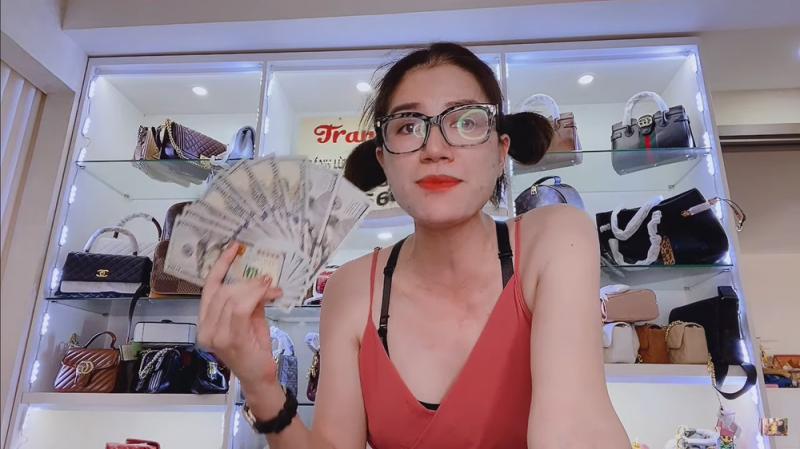 Trang Trần cầm 1000 đô nhận được (Ảnh: Soha)