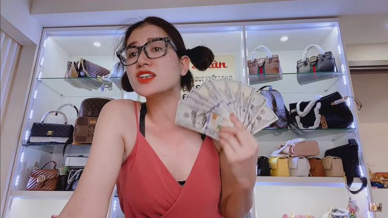 Trang Trần cầm 1000 đô nhận được (Ảnh: Soha)