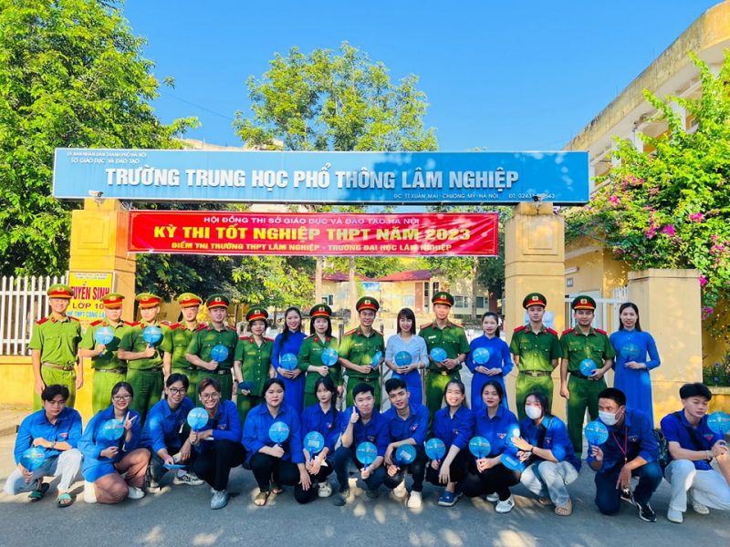 Cổng trường Đại học Lâm nghiệp