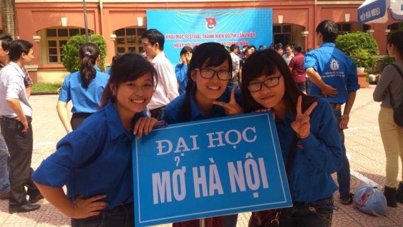 Sinh viên lớp lkt12- 04, khoa luật- Viện đại học mở hà Nội ( Quỳnh Anh, Thu Thủy, Nguyệt Anh)