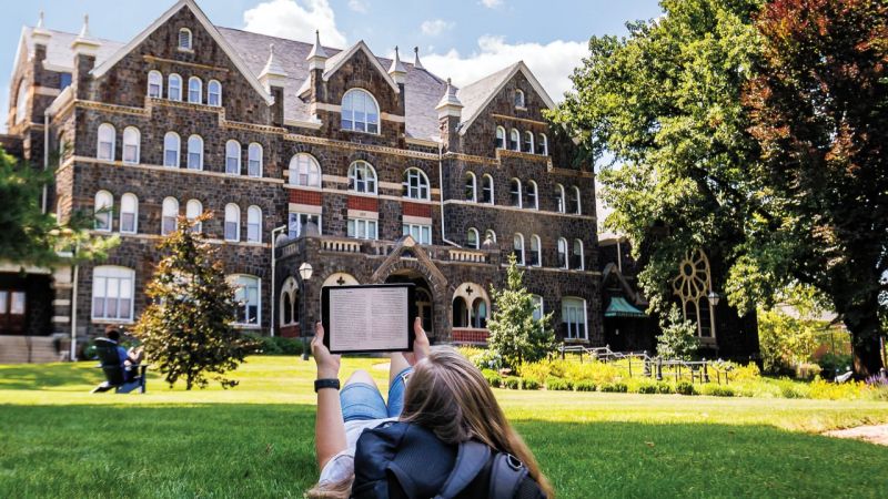 Có lẽ bạn sẽ nhầm đại học Moravian với một tòa lâu đài cổ