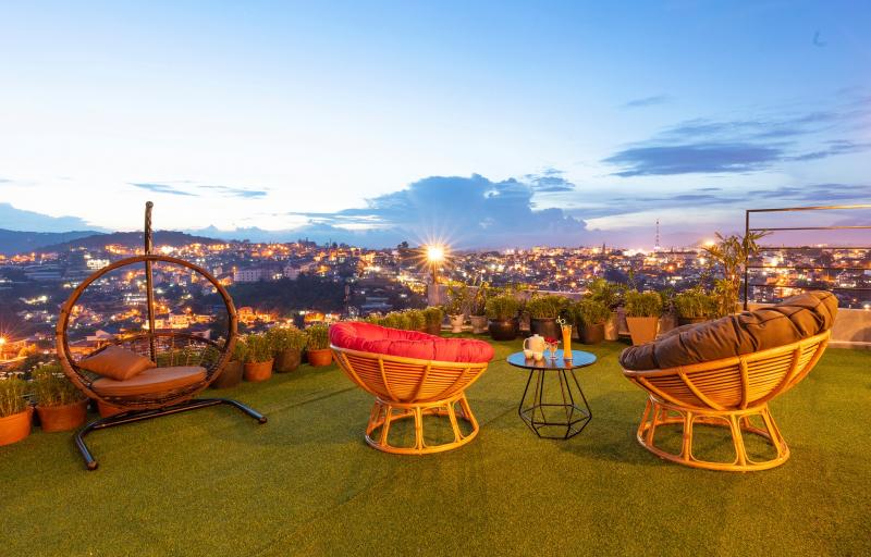 Đến Dalat Golf thưởng thức cafe ngon, ngắm nhìn cảnh sắc Đà Lạt nên thơ, xinh đẹp lúc đêm về