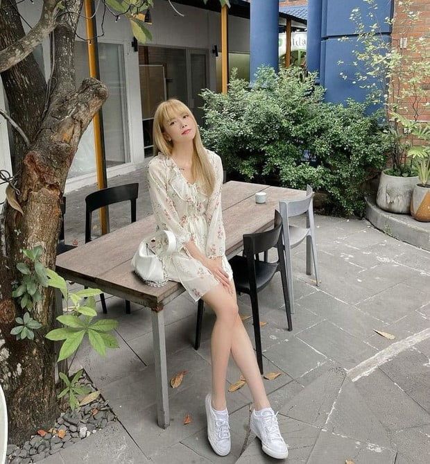 Đầm bèo và giày thể thao.