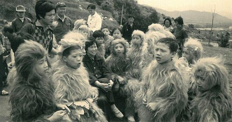 Bầy khỉ con khi giải lao