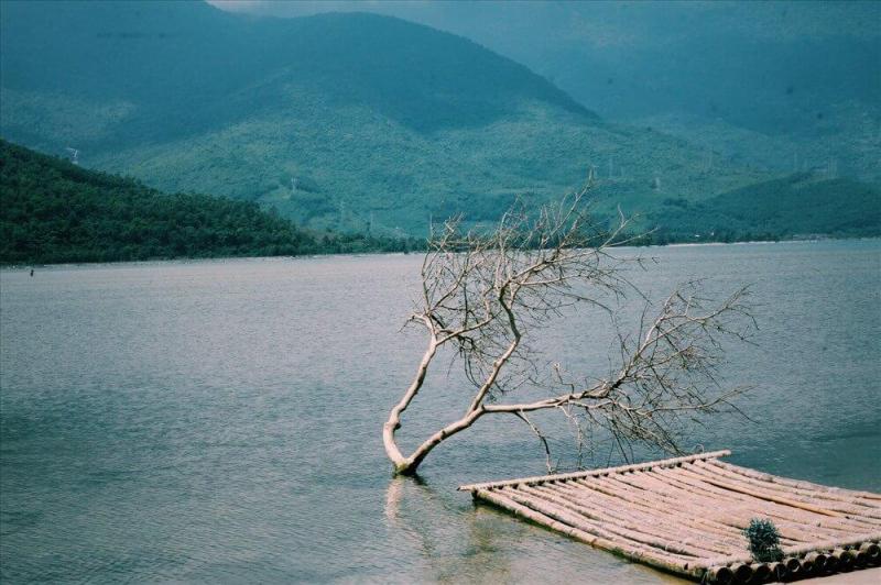 Đầm Lập An hiện ra với vẻ đẹp dịu nhẹ đầy huyền ảo