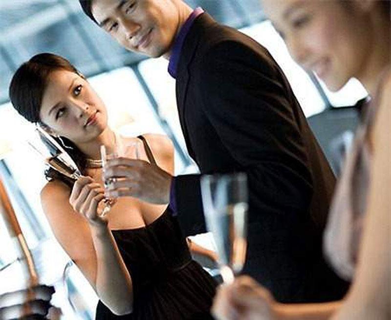 Đàn ông luôn đánh giá mọi phụ nữ đi qua