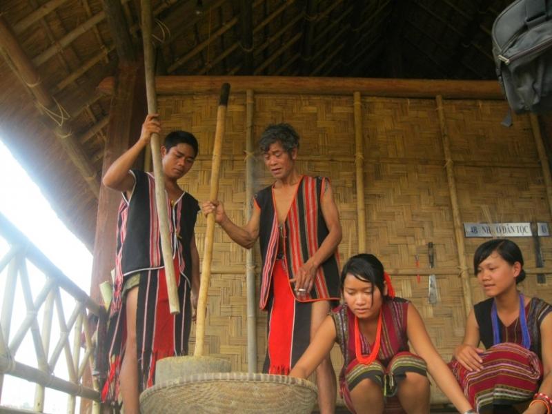 Trang phục truyền thống của người Brâu.