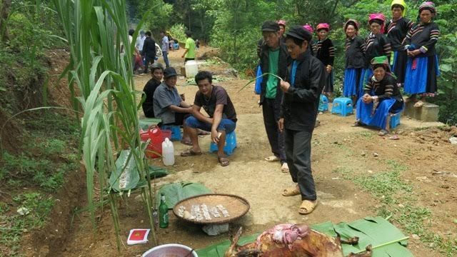Lễ cúng thần rừng của người Pu Péo.