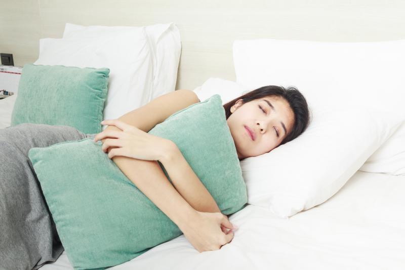 Trong thời gian hành kinh, bạn nên giảm bớt khối lượng công việc và dành thời gian nghỉ ngơi.
