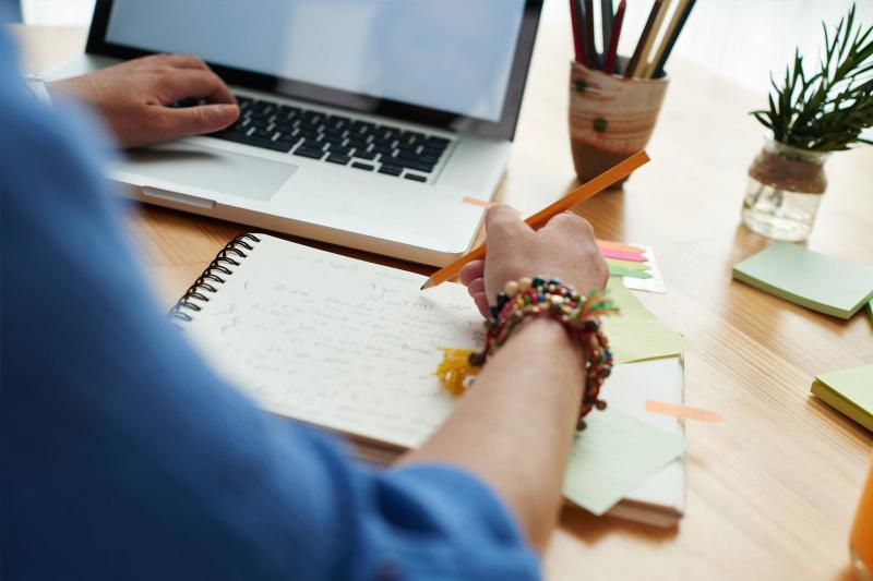 Dành thời gian thật nhiều để học từ vựng IELTS (Ảnh minh họa)