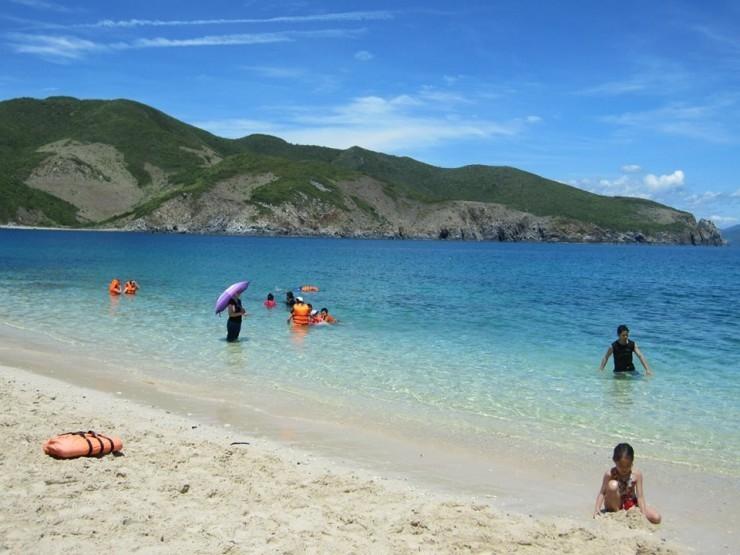 Đảo Bãi Bằng có làn nước trong có thể nhìn thấu cả dưới đáy biển
