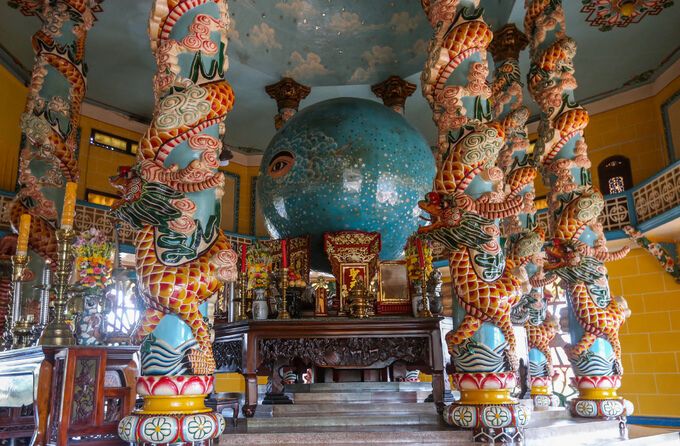 Bàn thờ Đạo Cao Đài tại tòa tháp ở Tây Ninh