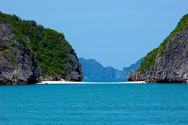 Dòng biển xanh vắng lặng là địa điểm thu hút giới trẻ