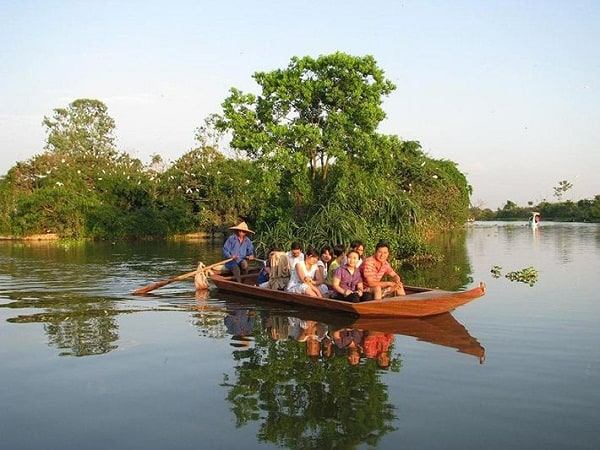 Du khách đắm mình trong khung cảnh thiên nhiên thơ mộng