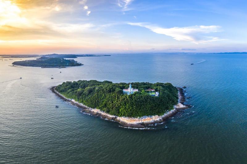 Hòn Dấu thật đẹp khi nhìn ở xa