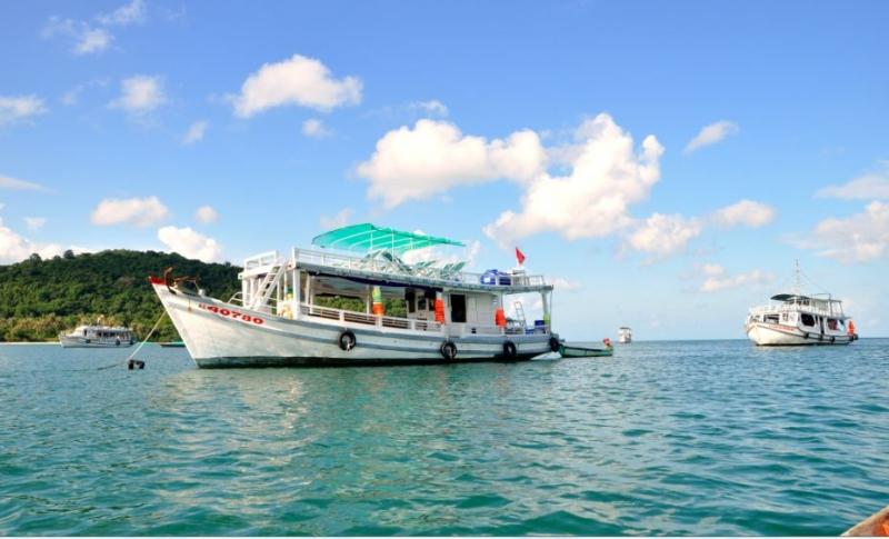 Tàu di chuyển ra đảo